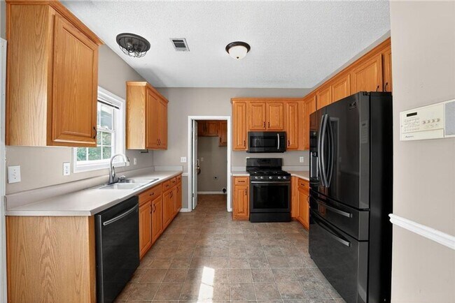 Building Photo - Spacious 5BR Home with Bonus Room & Private Backyard in Stockbridge