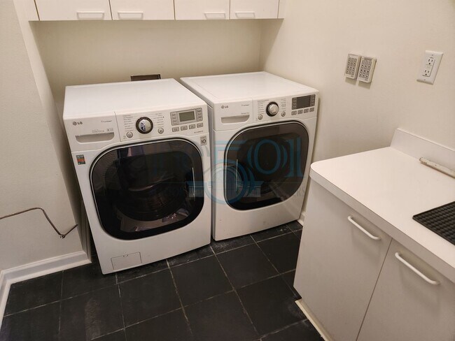 Building Photo - RARE exquisite home on acreage in the heart of West Little Rock!