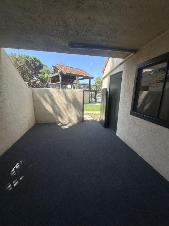 Building Photo - 367 N Melrose Dr
