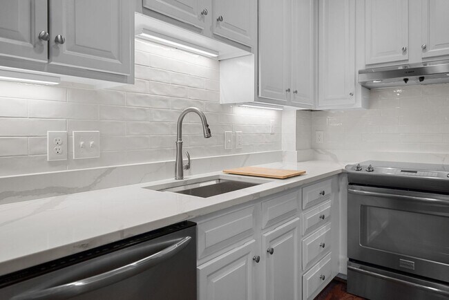 Building Photo - Newly Renovated Condo in The Westende with...