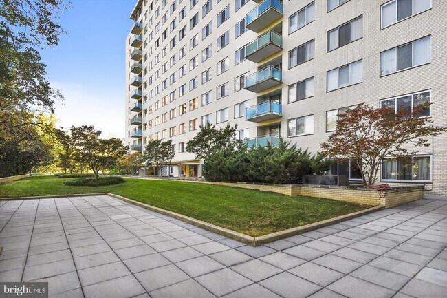 Building Photo - 10201 Grosvenor Pl