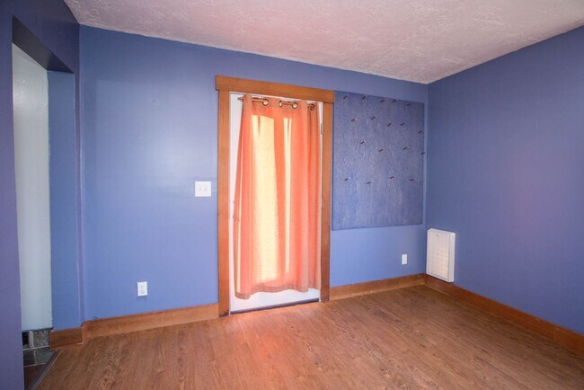 Building Photo - Centrally located single family home 2 bed...
