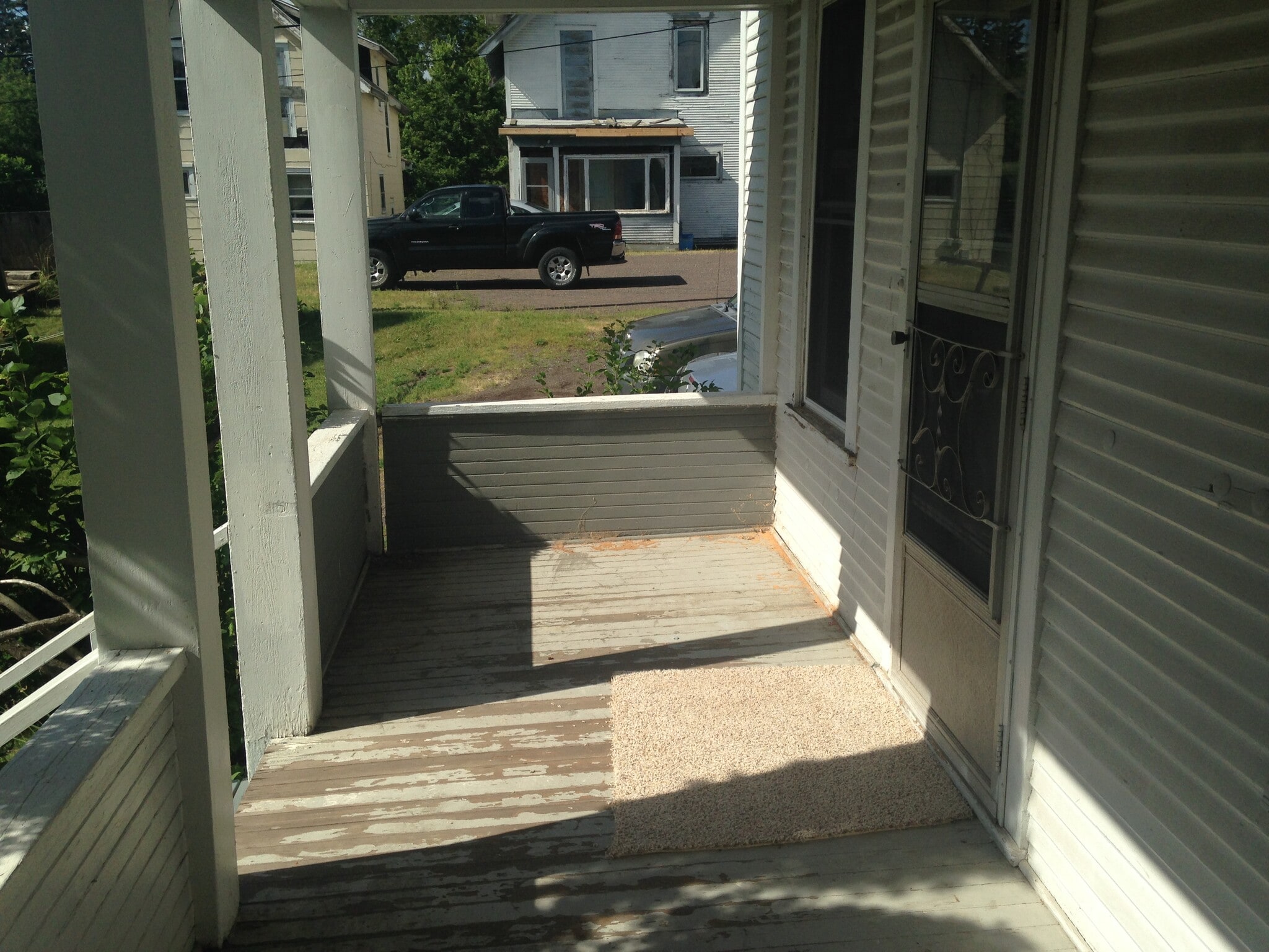 Building Photo - 613 E 8th St