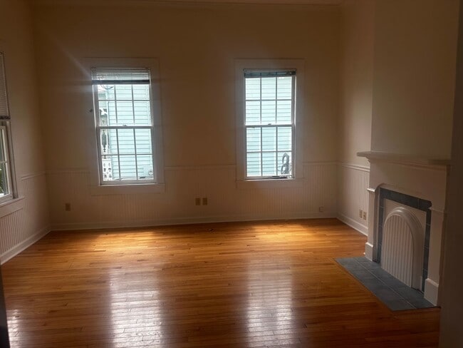 Building Photo - Charming Cottage!