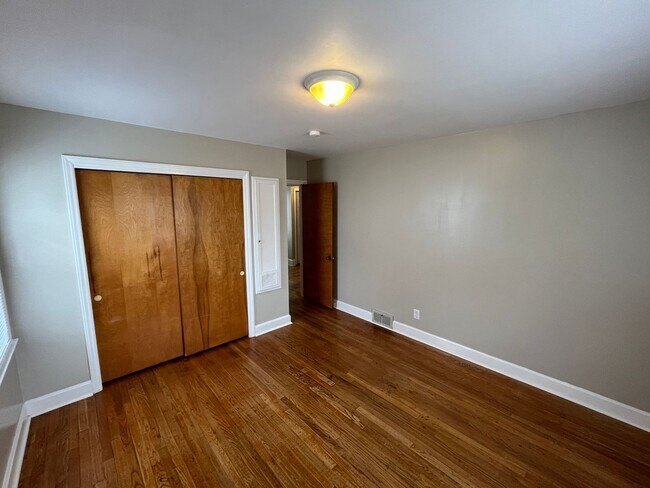 Building Photo - Charming 3-Bedroom 2-Bath with Beautiful Hardwood Floors