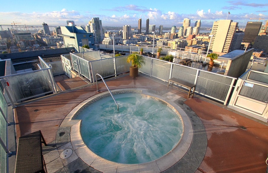 Rooftop Spa - 1080 Park Blvd