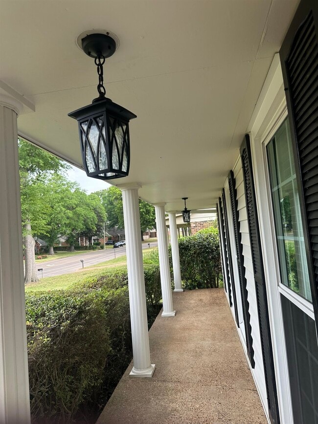 Building Photo - 2148 Riverdale Rd