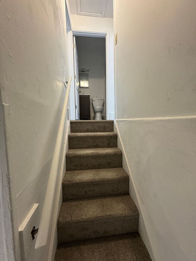 Building Photo - 2 Bedroom 1 Bathroom Duplex in Beloit, WI