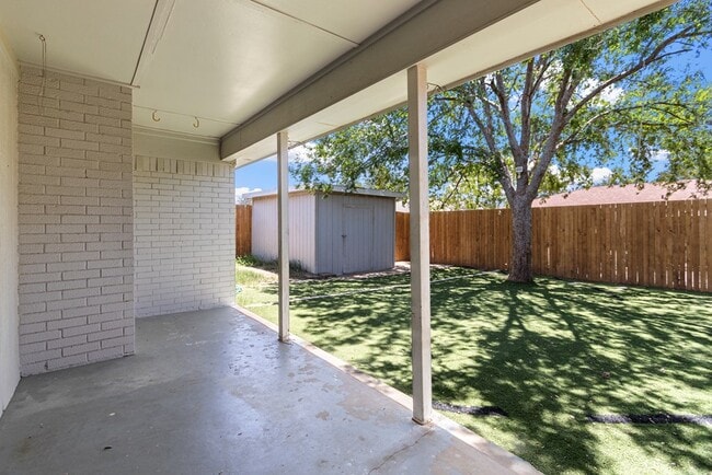 Building Photo - 2405 Emerson Ct