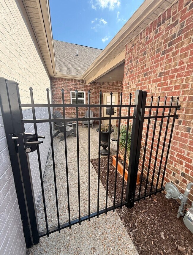 Building Photo - 9030 Headwaters Dr