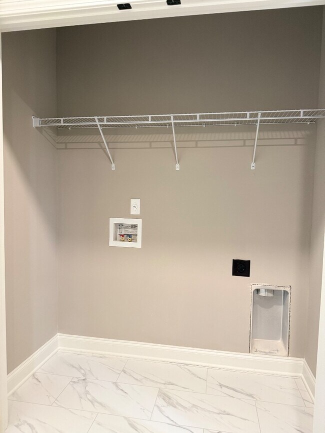 Building Photo - 4372 Ravenwood Park W