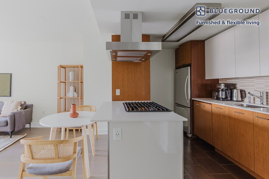 Building Photo - 450 W 42nd St