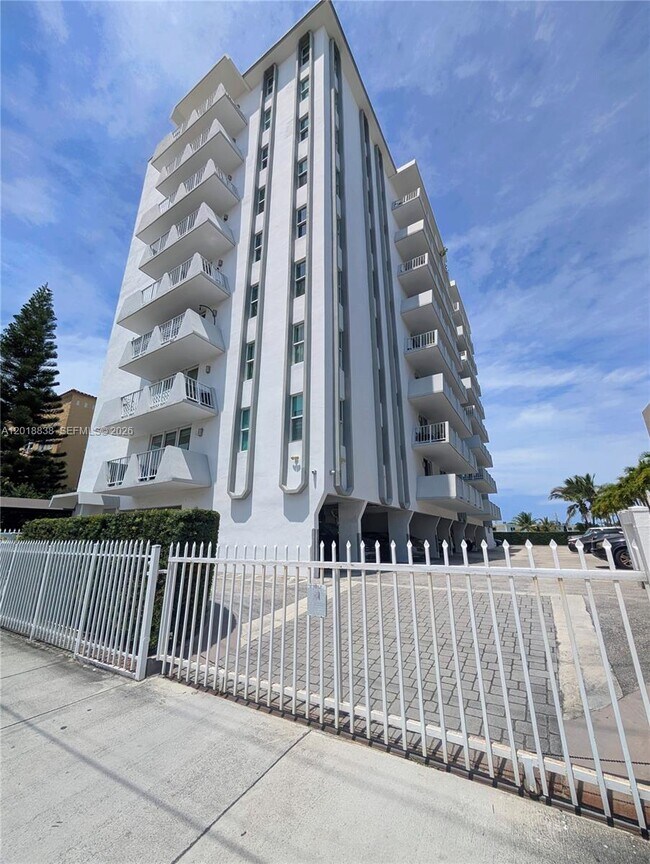 Building Photo - 7133 Bay Dr
