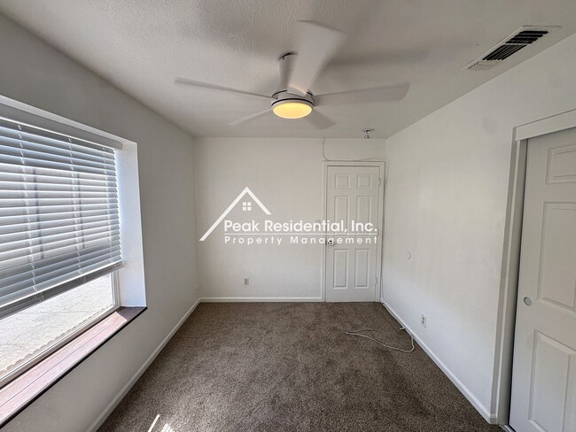 Building Photo - Great 4 Bd/2.5Ba Duplex with 1 Car Garage!