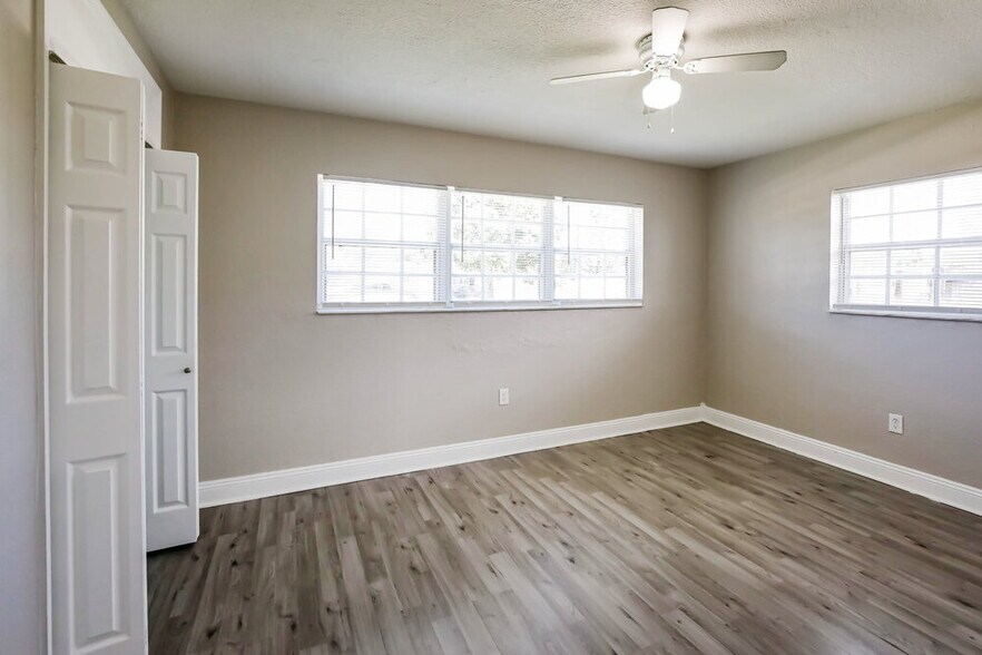 Building Photo - 2300 Desoto Dr