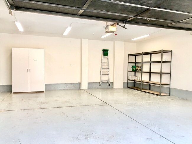 Building Photo - Beautifully Upgraded & Appointed End Condo...