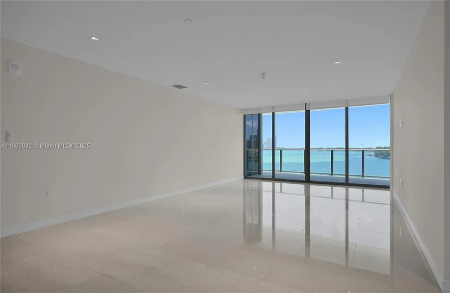 Building Photo - 1135 Bay Dr
