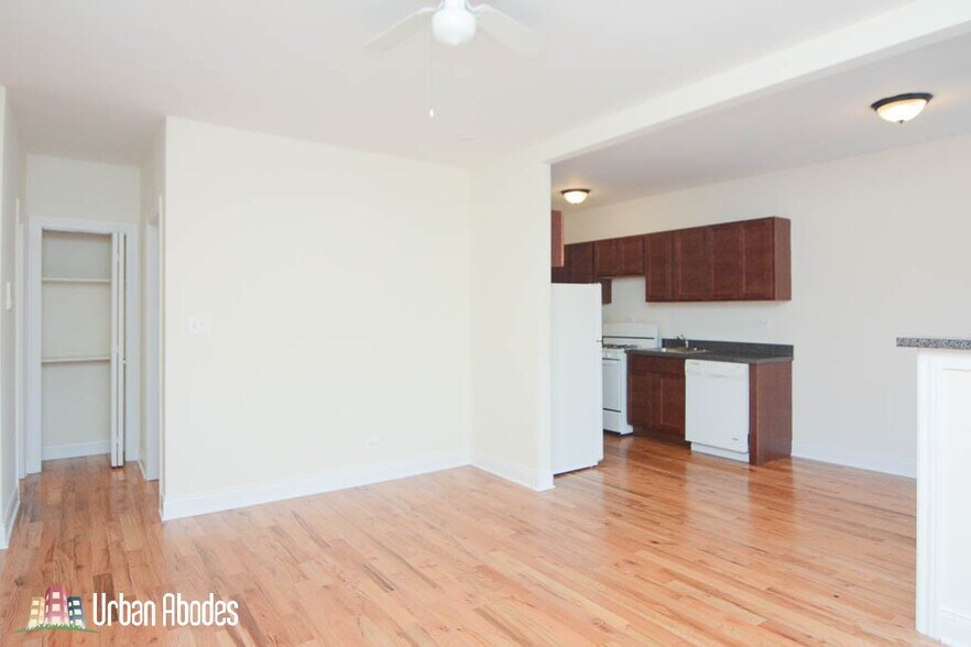 Building Photo - 625 W Cornelia Ave