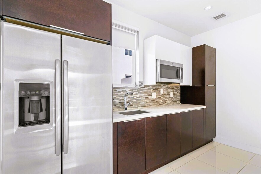 Building Photo - 6400 NW 105th Pl