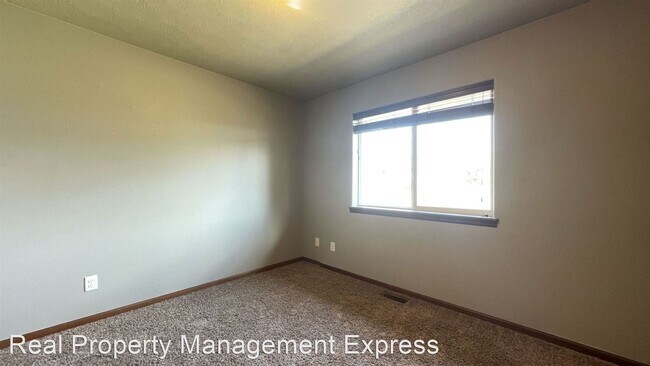 Building Photo - 4 br, 2 bath House - 426 N Perry Ln