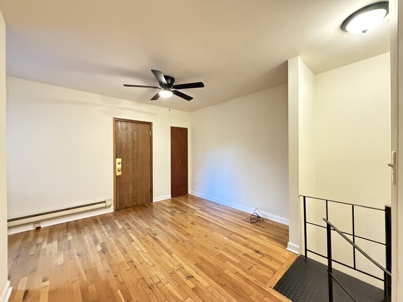 Building Photo - 850 W Cornelia Ave