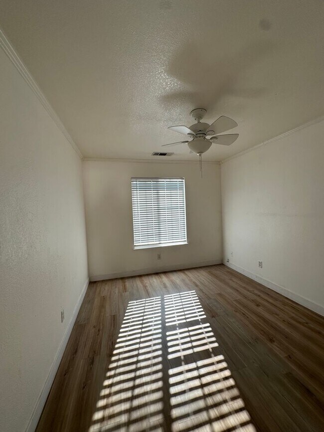 Building Photo - Charming Home Rent Ready !