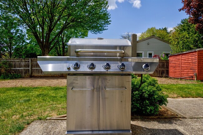 Building Photo - 10 James Dr