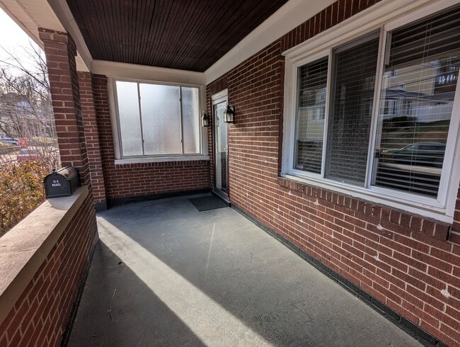 Building Photo - 4 Bedroom, 2 Bathroom Single Family Home (Mt. Washington)