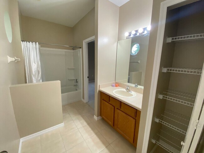 Building Photo - 3/2.5  Davenport Townhouse
