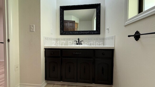 Building Photo - Sprawling 5 BD | 3 BA with Basement - Gresham