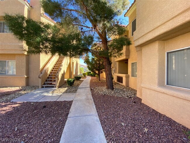 Building Photo - 900 Heavenly Hill Ct