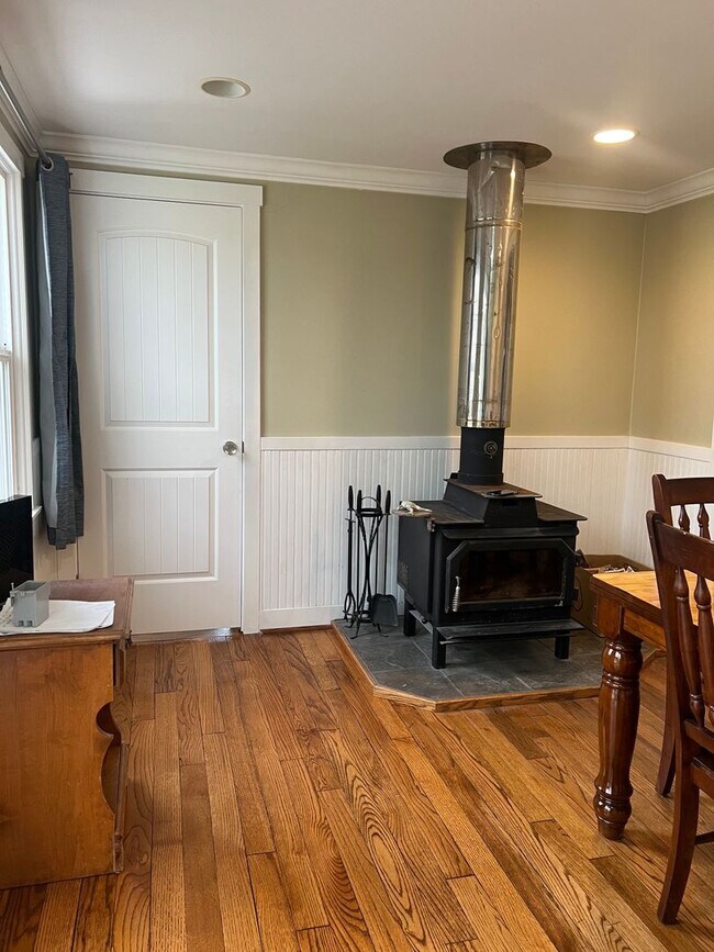 Building Photo - Renton 2 bedroom 1 bath home available now!