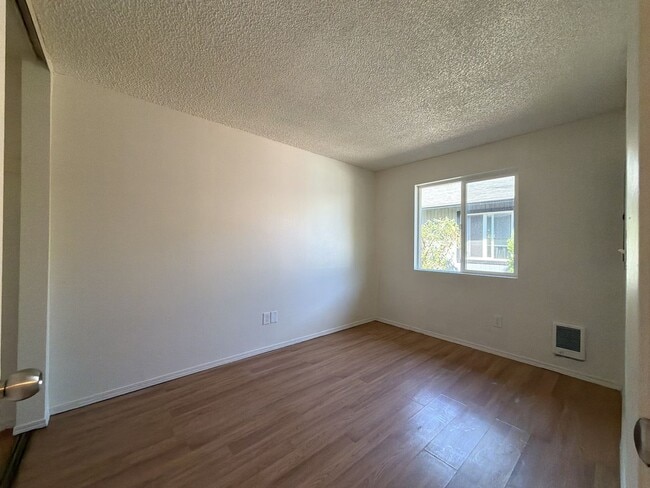 Building Photo - 5921 SE 83rd Ave