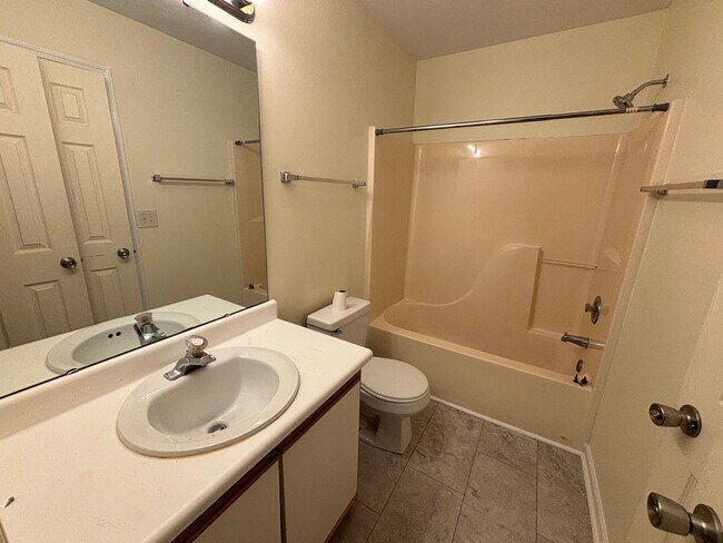 Building Photo - 3 Bed 3 Bath Garage Apartment Home
