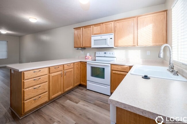 Building Photo - Spacious Row End Townhome in Amazing Locat...