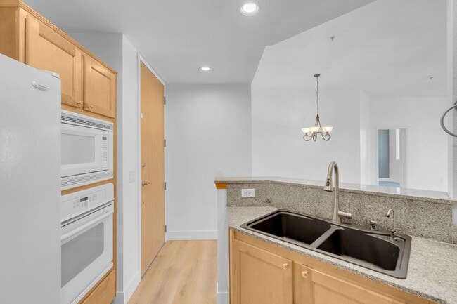 Building Photo - 75 E Agate Ave