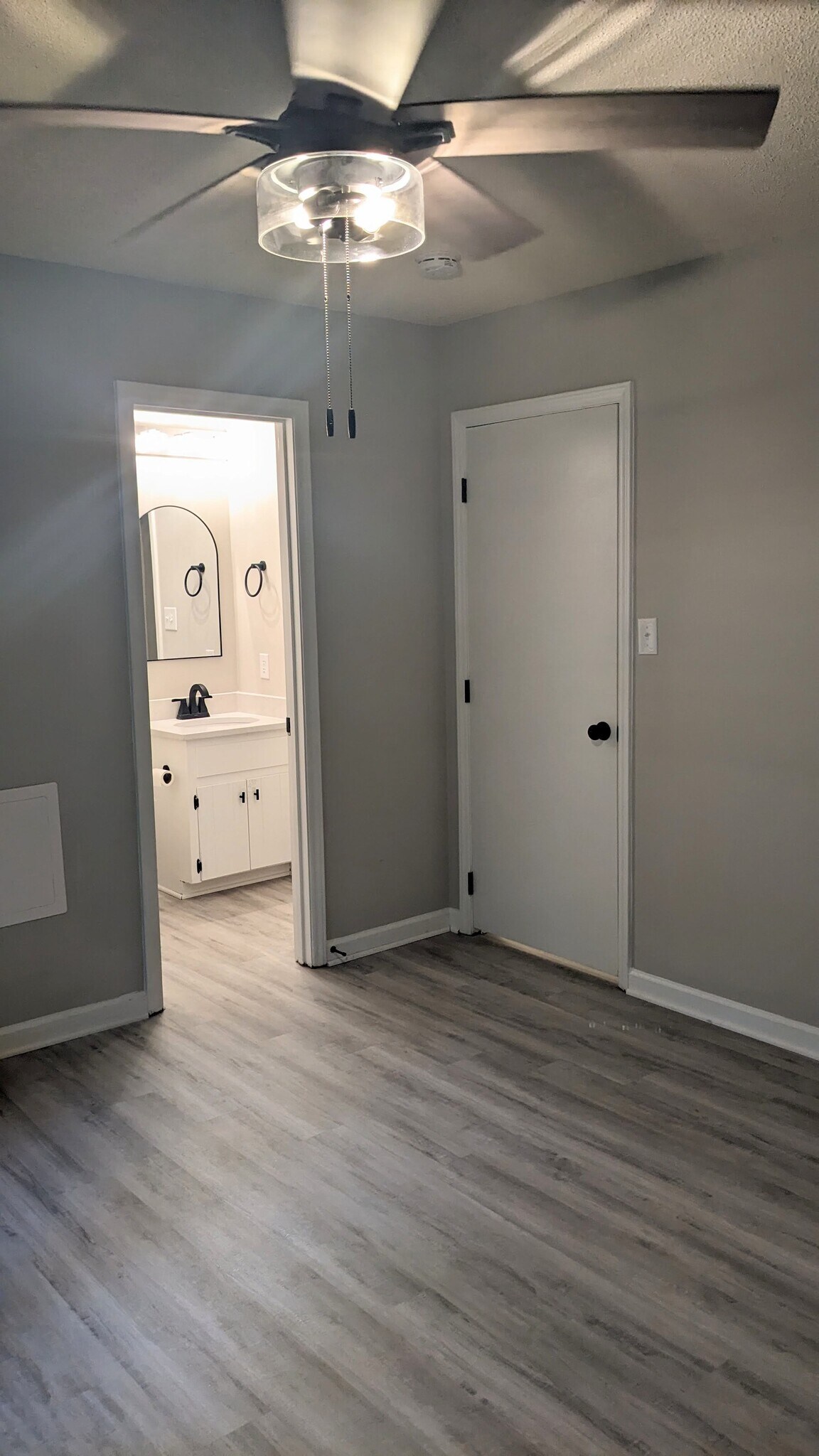 Master bedroom has en-suite bathroom - 4113 Arckelton Dr