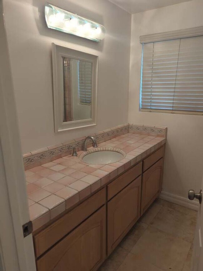 Building Photo - Beautiful and Spacious 4 Bed, 3 Bath Home ...