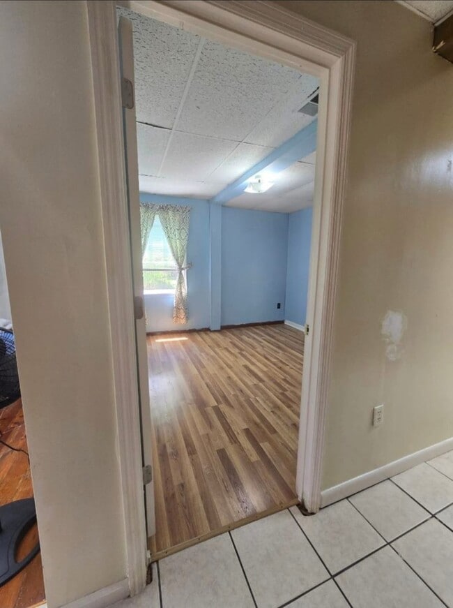 Building Photo - 215 S Main St