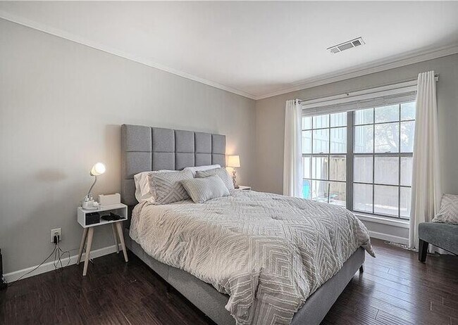 Building Photo - Rare end unit condo at The Crossings, loca...