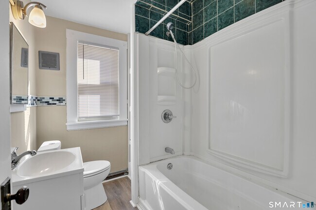 Building Photo - 23 Day St