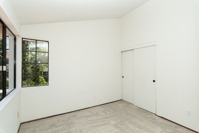 Building Photo - Beautiful 3 bedroom 2.5 bath townhouse across the street from Lake Murray