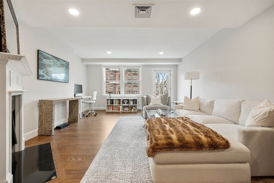 Building Photo - 403 Marlborough St