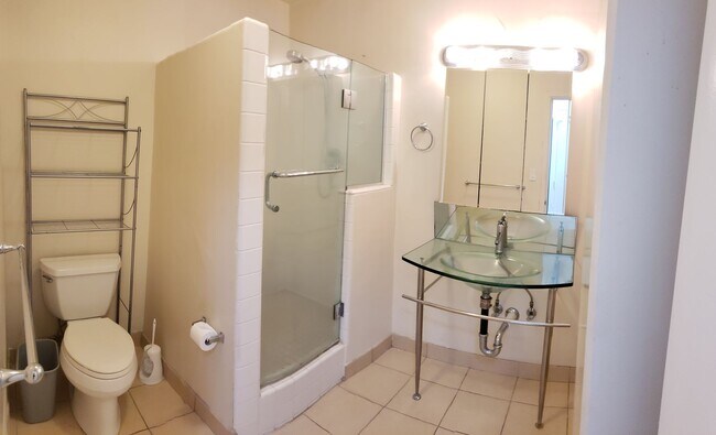 Building Photo - Window AC. Waikiki. Near Beaches.