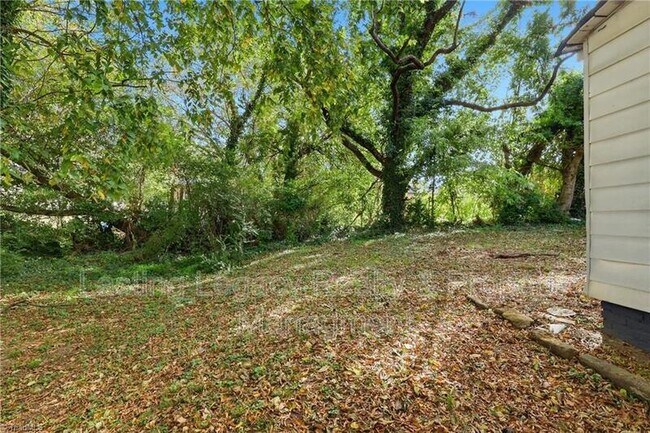 Building Photo - 2051 Bloomfield Dr