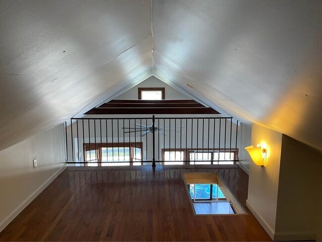 Building Photo - One Bedroom Loft in Covington!!