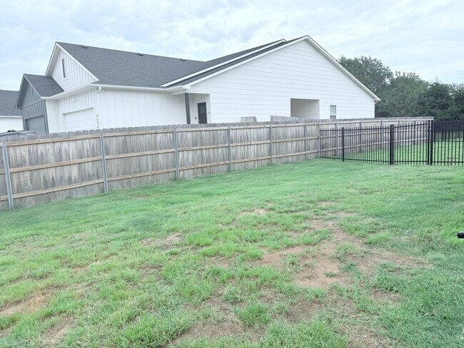 Building Photo - 5290 N Pinecrest Ct