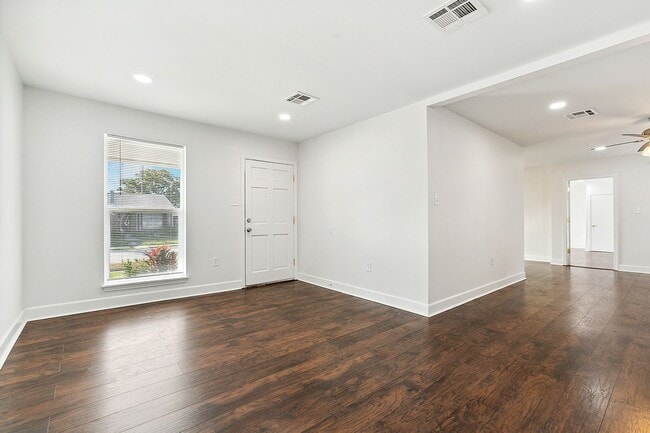 Building Photo - 1/2 OFF March Rent! Metairie 4 Bedroom plu...