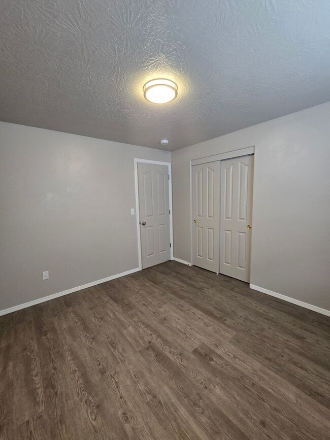 Building Photo - Pet Friendly, Single Level 3bed : 2bath Ho...