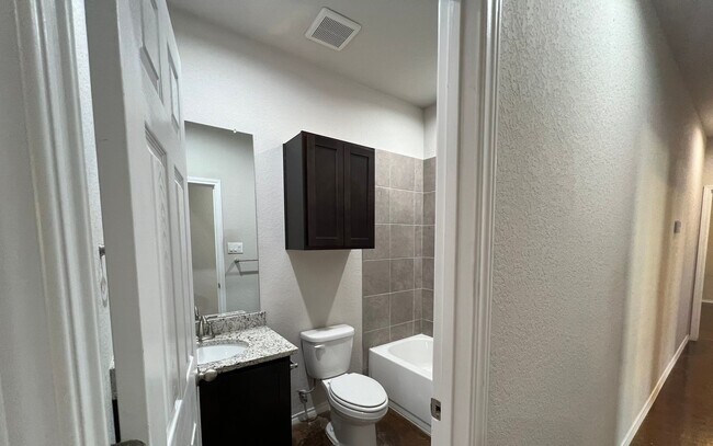 Building Photo - Luxury 3/2 Duplex in Seguin, Texas